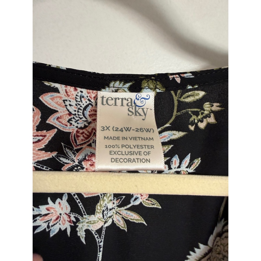 Terra & Sky Womens 3X Black Soot Floral Roll Tab Sleeve V-Neck Blouse - Picture 2 of 11